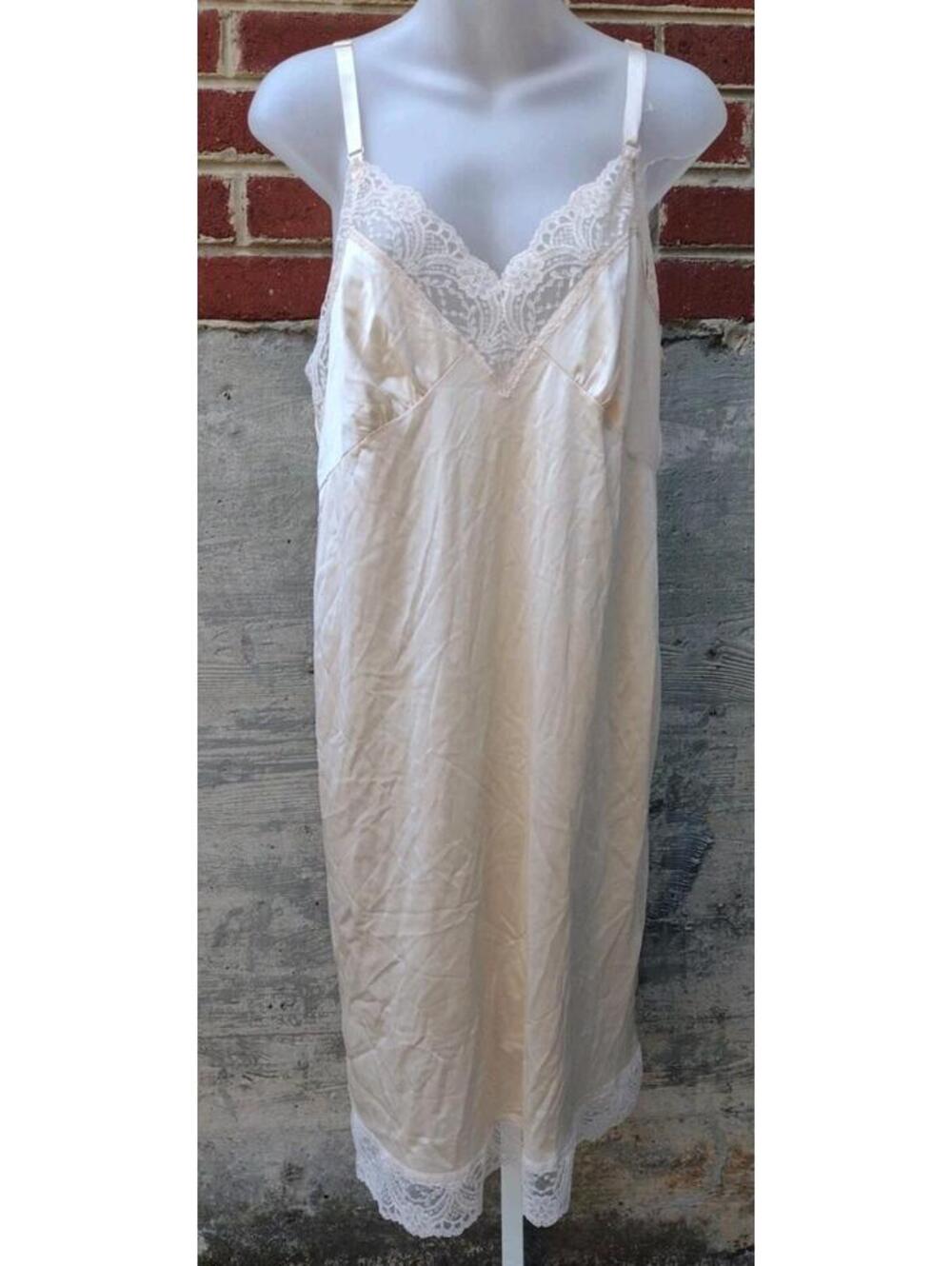 VTG 60s Beige Nylon Slip Lace Trim Adjustable Straps Romantic Cottagecore Boho